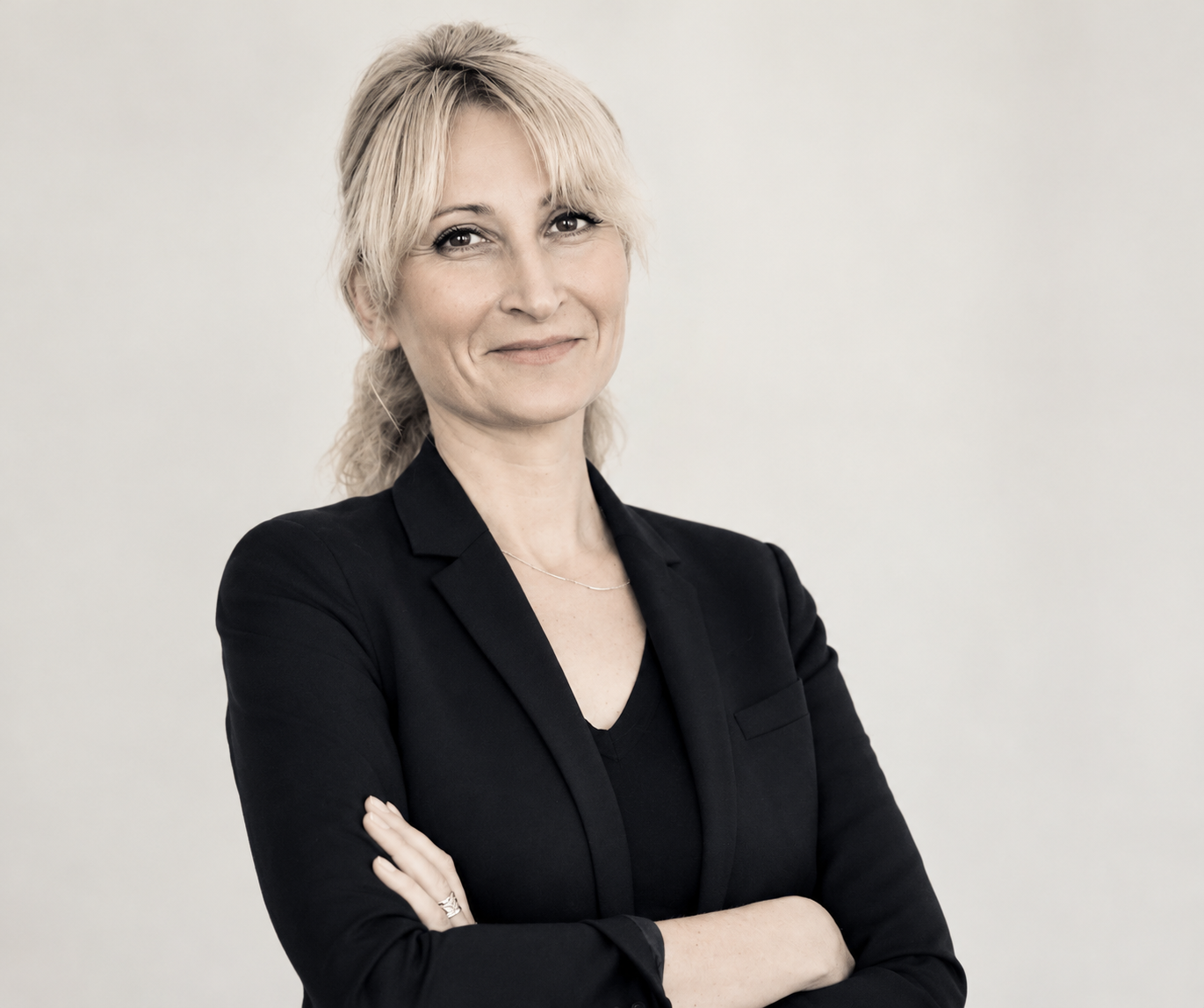 Portrait en noir et blanc de Diane Reyraud, fondatrice du cabinet R2BDX – Rives de Bordeaux.